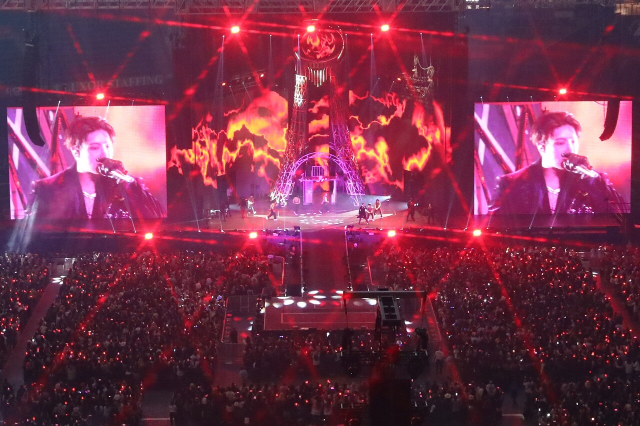 ATEEZホンジュン「Zipper」表紙に登場、90年代の原宿ストリート