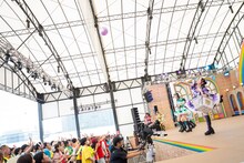 特大のボールを客席に投げる杏ジュリア。