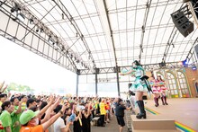 ウオーターガンで宣伝部員に水をかける超ときめき♡宣伝部。