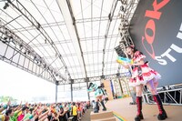 ウオーターガンで宣伝部員に水をかける超ときめき♡宣伝部。