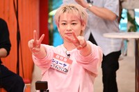 ダブルピースするシューヤ（超特急）。