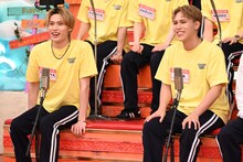 SEIYAのプレイを見守るBUDDiiSのTAKUYAとKEVIN。