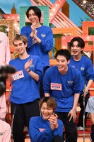 志村玲於を見守るSUPER★DRAGONメンバー。