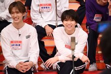 山中柔太朗を見守るM!LKのメンバー。