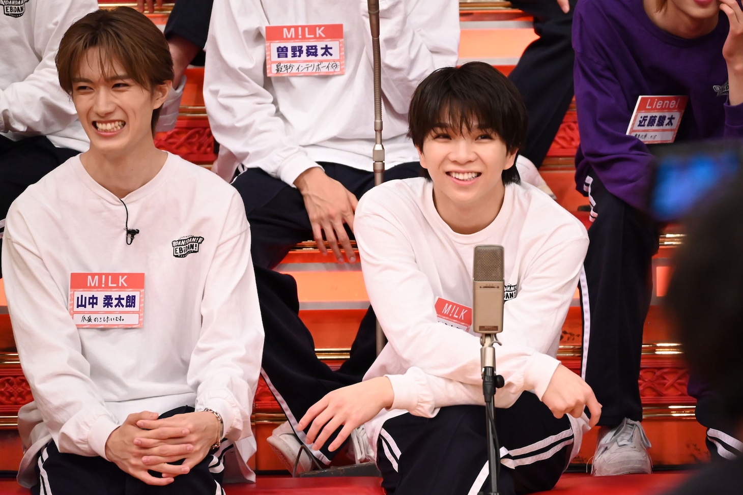 山中柔太朗を見守るM!LKのメンバー。