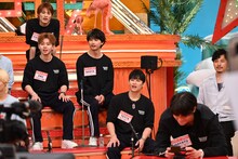 HAYATOのプレイを見守るONE N' ONLYのメンバー。