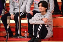 チームメイト・武藤潤のプレイを見守る杢代和人（原因は自分にある。）。