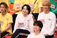 プレイを見守るEBiDANメンバー。