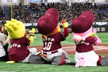 サンボマスターのパフォーマンスを観て盛り上がるスイッチ、クラッチ、クラッチーナ。