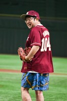 マウンドに向かう山口隆（Vo, G）。