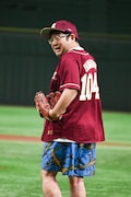 マウンドに向かう山口隆(Vo, G)。