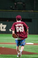 マウンドに向かう山口隆（Vo, G）。