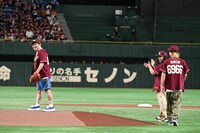 メンバーから応援を受ける山口隆（Vo, G）。