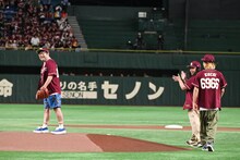 メンバーから応援を受ける山口隆（Vo, G）。