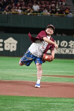 全力投球する山口隆（Vo, G）。