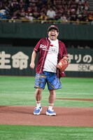 投球を終えて笑顔を浮かべる山口隆（Vo, G）。