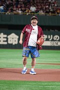 投球を終えて笑顔を浮かべる山口隆(Vo, G)。