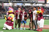 セレモニアルピッチ後の記念撮影の様子。