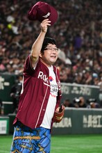 スタンドに向かって挨拶する山口隆（Vo, G）。