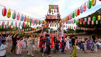 「第89回祐天寺み魂まつり 子ども盆踊り大会」で“「パプリカ」ぼんおどり”を楽しむ参加者たち。（※参加者の了承を得て撮影）