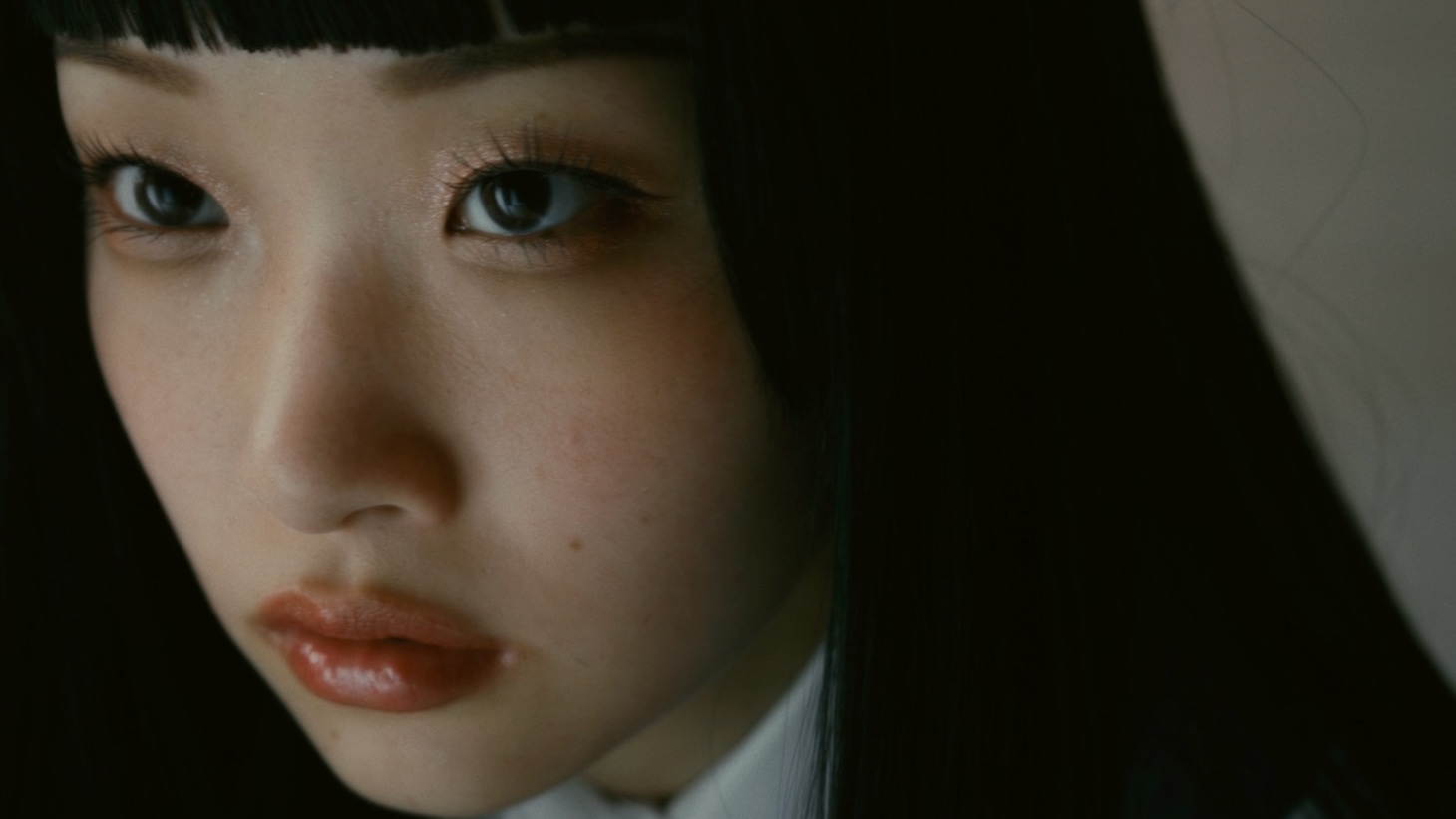 詩羽「deny」ミュージックビデオより。