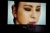「AI YOSHIKI」メイキング映像より。