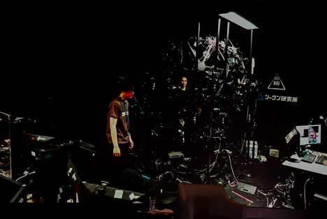 「AI YOSHIKI」メイキング映像より。