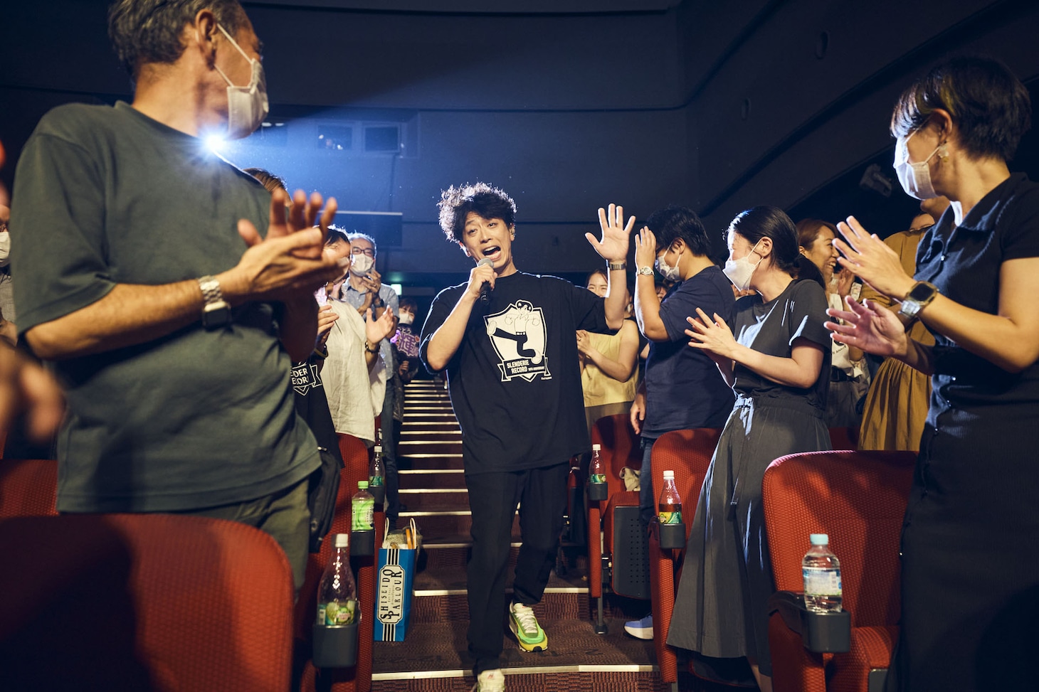 歌いながら客席を歩く後藤輝基。（撮影：中野修也）