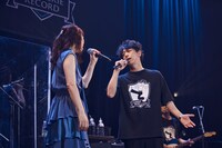 見つめ合って歌う姉のYOKOと後藤輝基。（撮影：中野修也）