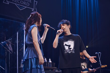 見つめ合って歌う姉のYOKOと後藤輝基。（撮影：中野修也）