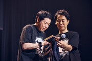 藤井隆のはからいで、ファンが持参した当時のCDにKOJI 1200としてサインをする今田耕司（左）。（撮影：中野修也）