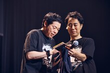 藤井隆のはからいで、ファンが持参した当時のCDにKOJI 1200としてサインをする今田耕司（左）。（撮影：中野修也）