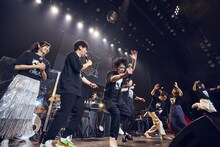 今田耕司のボケで吉本新喜劇のようにコケる出演者たち。（撮影：中野修也）