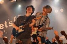 3markets[ ]のライブの様子。