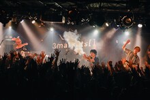 3markets[ ]のライブの様子。