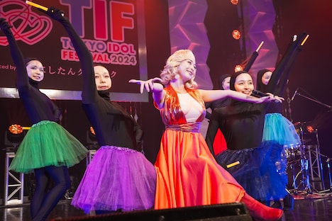 キャン・GP・マイカ（GANG PARADE）のソロパフォーマンスの様子。