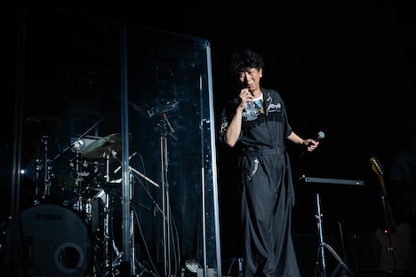 水を飲む後藤輝基。