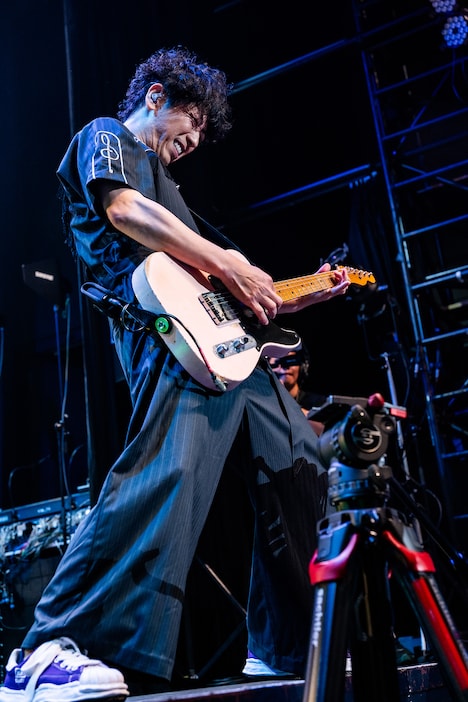 ギターを弾き倒す後藤輝基。