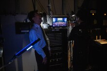 影アナ中の後藤輝基（右）と、彼を見守る藤井隆（左）。