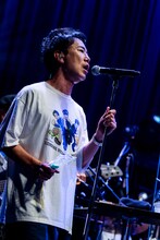 コーラスで後藤輝基のパフォーマンスをサポートする藤井隆。