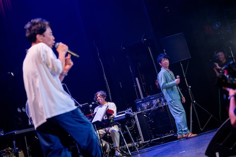 「てるきん」コールを連呼しながら後藤輝基（右）に近寄る藤井隆（左）。