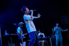 熱唱する藤井隆（左）と、一緒に踊る後藤輝基（右）。