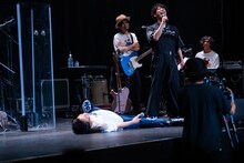 後藤輝基にMCの内容を突っ込まれ、その場に倒れ込む藤井隆。