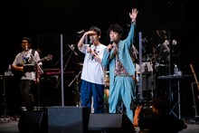 客席を見渡す藤井隆（左）と後藤輝基（右）。