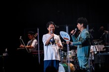 ファンから「テルキン」うちわを借りて話す藤井隆（左）と後藤輝基（右）。
