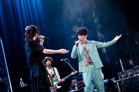 後藤輝基（右）と彼の姉・YOKO（左）。