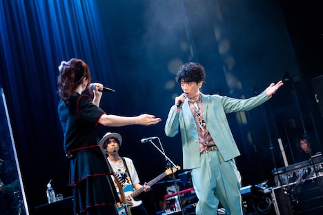 後藤輝基（右）と彼の姉・YOKO（左）。