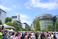 佐々木彩夏（ももいろクローバーZ）によるライブの様子。