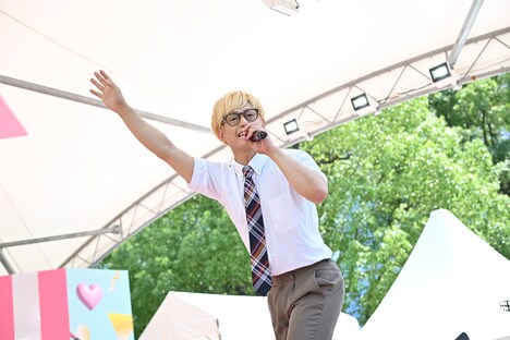 塚☆リカの遅刻を報告しに現れた塚田僚一プロデューサー。