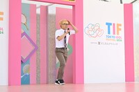 塚☆リカが見当たらず慌てる塚田僚一プロデューサー。